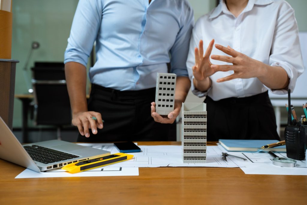 Beratungsgespräch zur energetischen Sanierung eines Bestandsgebäudes