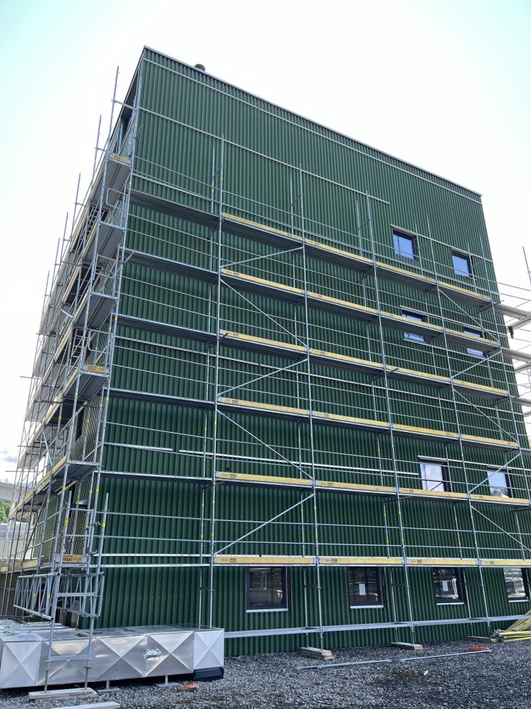 Pulverturm der Plansee Group in Reutte während der Vor-Ort-Montage der CEPA® Energiefassade