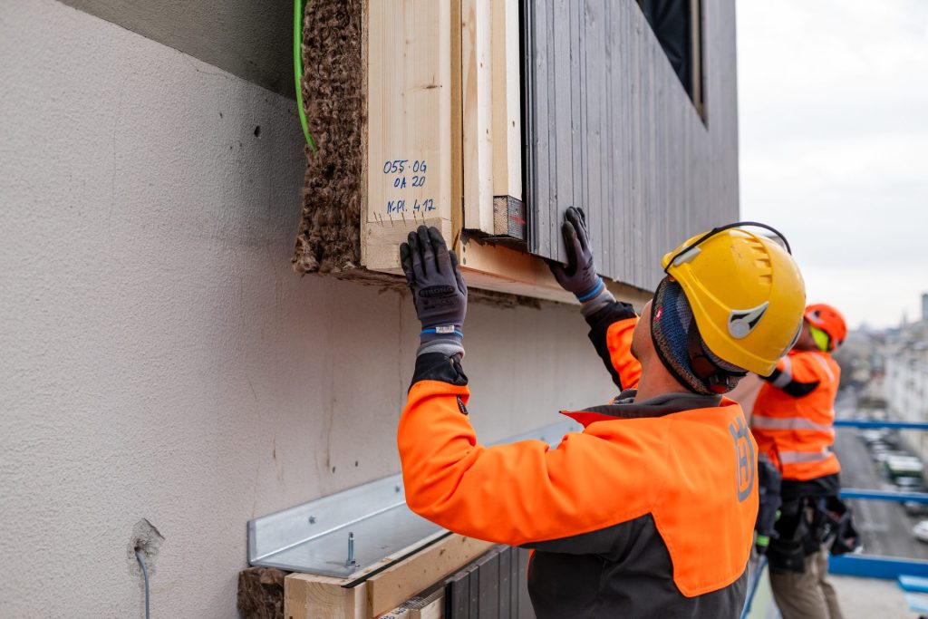 Fassade eines Bestandsgebäudes mit montierter CEPA® Energiefassade