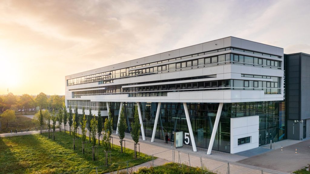 Eingangsbereich des Standorts Am Technologiezentrum 5 in Augsburg
