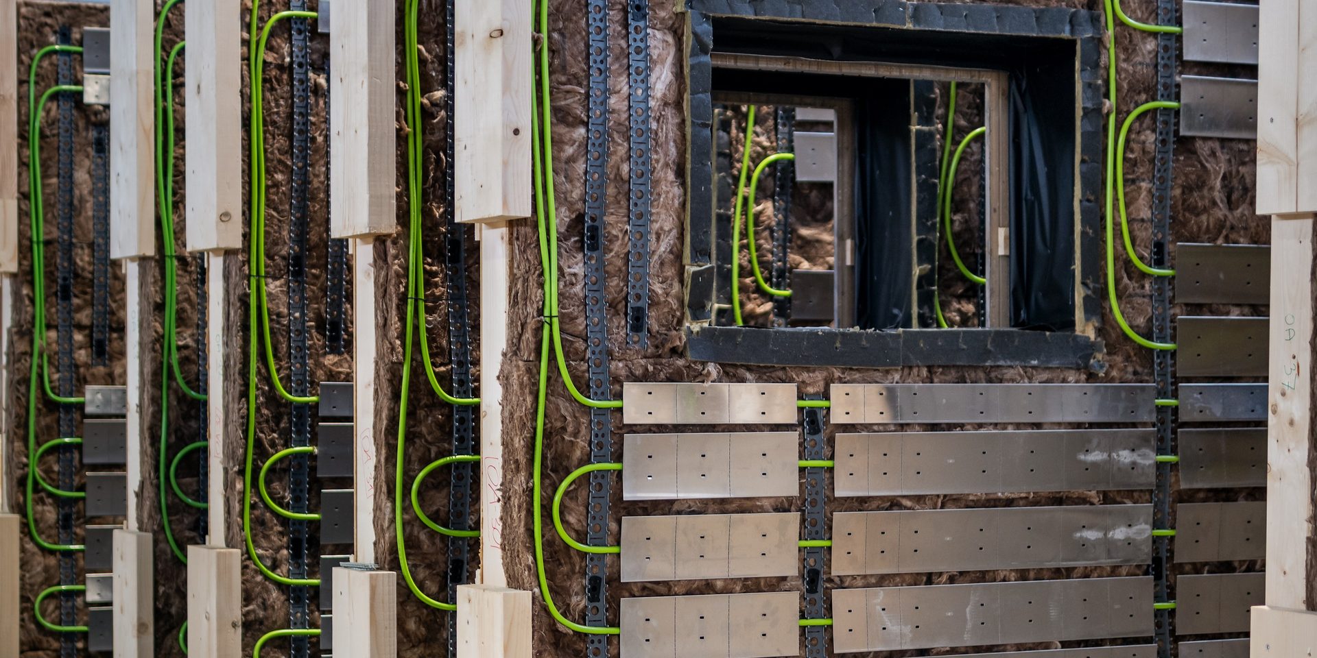 Vorgefertigte CEPA-Energiefassadenmodule in der Werkhalle