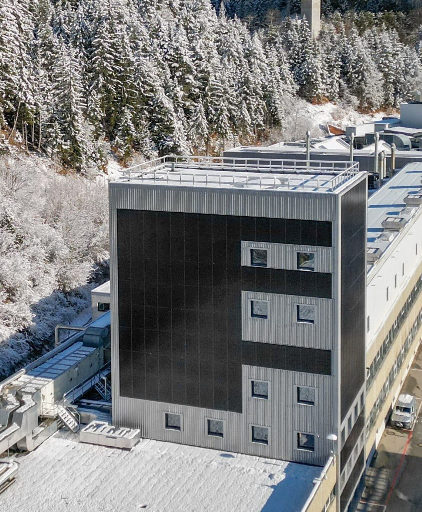 Gebäude der Plansee Group in Reutte mit CEPA® Energiefassade im Winter